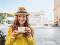 ru.depositphotos.com / Ihar Ulashchyk: Красивая девушка пьет кофе в италии