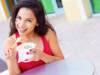 ru.depositphotos / mennis2185: девушка ест йогурт