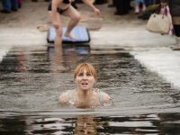  depositphotos/о.н. : женщина купается в проруби