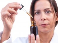 depositphotos.com/czuber: женщина делает лекарство