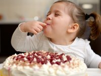 ru.depositphotos.com/bereta : милая маленькая девочка ест торт