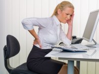 depositphotos/ginasanders: женщина в офисе с больной спиной