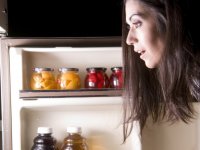 huffingtonpost.com: девушка смотрит в холодильник