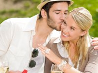 ru.depositphotos.com /  CandyBoxImages: мужчина целует женщину в щеку