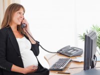 ru.depositphotos.com /  Wavebreakmedia: беременная женщина разговаривает по телефону в офисе
