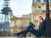 http://ru.depositphotos.com/Ekaterina Pokrovsky: красивая девушка читатет книгу в Париже
