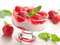http://ru.depositphotos.com/duskbabe: десерт с клубникой