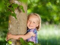 ru.depositphotos.com /  racorn: девочка обнимает дерево