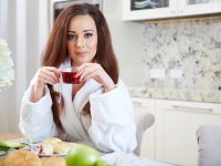 ru.depositphotos / 2mmedia: девушка пьет чай
