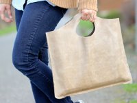 www.deliacreates.com: сумка чехол в руке у девушки