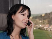 ru.depositphotos.com / STYLEPICS: женщина разговаривает по телефону в электричке