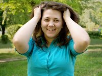 ru.depositphotos.com/: Девушка делает волосы пышными