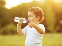 depositphotos/ jannabantan: мальчик пьет воду