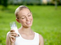 mir-glazami-zhenshin.ru: женщина пьет молоко