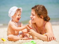 sborisov : мама играет с ребенком на пляже