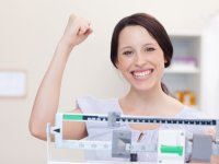 medweb.ru: женщина на весах радуется