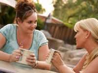 http://ru.depositphotos.com/Feverpitch: женщины разговаривают и пьют чай