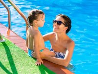 ru.depositphotos.com /  lunamarina: мама с ребенком в бассейне