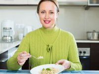 ru.123rf.com/ Iakov Filimonov: женщина ест рис