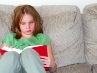 ru.depositphotos.com/ elenathewise: девочка читает книгу