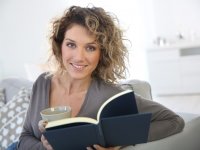 ru.depositphotos.com/Goodluz : красивая зрелая женщина читает книгу