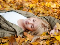 ru.depositphotos.com/ luna123: девушка лежит в осенних листьях