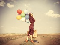 ru.123rf.com/Vladimir Nikulin: девушка с воздушными шариками и чемоданом