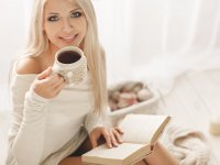 ru.depositphotos.com/golyak: Девушка читает книгу за чашкой кофе