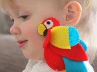 tipy.interia.pl: Попугай из фетра на плече у ребенка