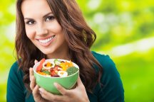 freshwellnessclub.com: женщина держит тарелку с салатом