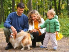 ru.depositphotos.com/Paha_L: Семья с собакой в лесу осенью