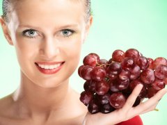 ru.depositphotos.com/tiplyashin: Женщина держит ветку винограда
