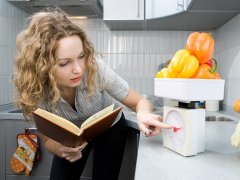 ru.depositphotos.com/tiplyashin: Женщина взвешивает продукты на кухонных весах