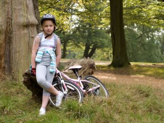 девочка с велосипедом