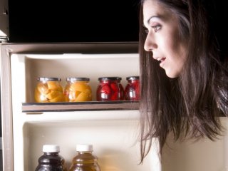 девушка смотрит в холодильник
