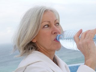 женщина пьет минеральную воду