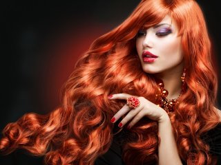 Женщина с рыжими волосами и яркой помадой 