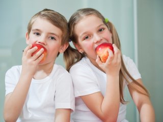 дети едят яблоки