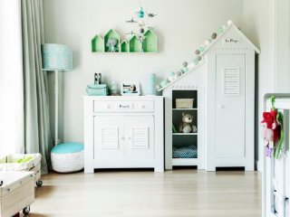 Белая мебель в детской комнате 