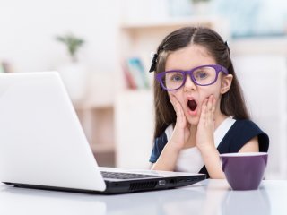 девочка перед компьютером