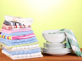 Полотенца рядом с посудой на кухне