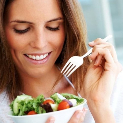 женщина ест салат