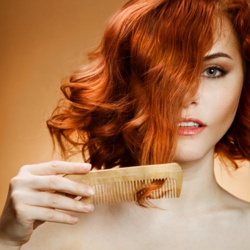 женщина с рыжыми волосами расчесывается