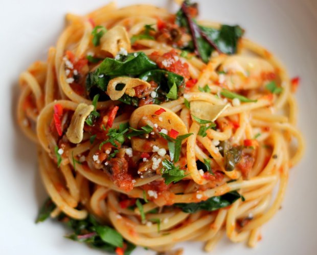 спагетти с томатами и базиликом