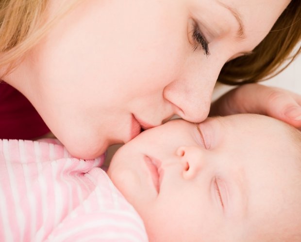 женщина целует своего ребенка