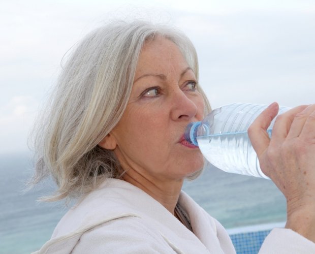 женщина пьет минеральную воду