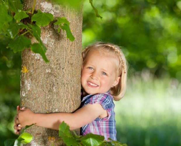 девочка обнимает дерево