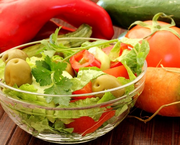 сырые овощи, салат из овощей