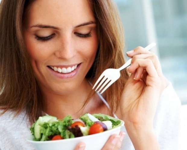 женщина ест салат