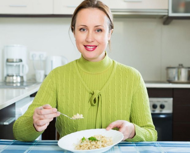 женщина ест рис